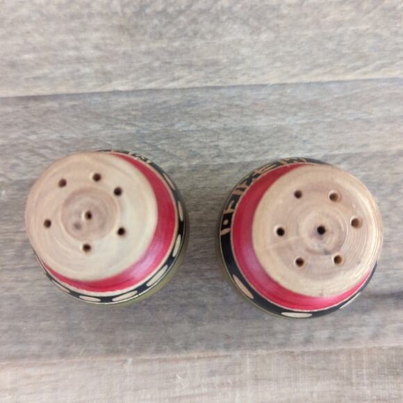 Vintage Carved Wood Souvenir Mexico Salt and Pepper Shakers Red and Green - Picture 6 of 10